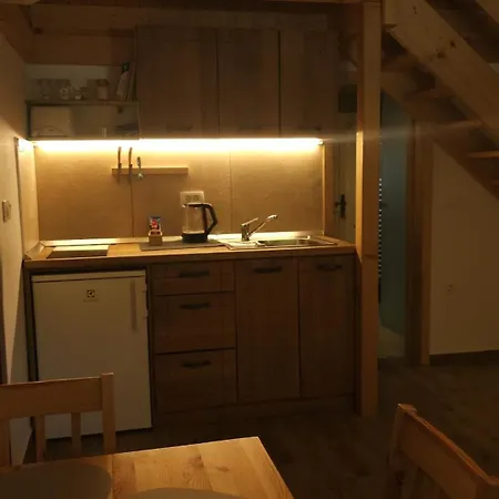 House Amur Nyaraló *